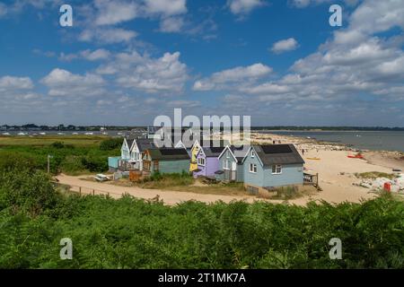 Mudeford Sandbank, Hengistbury Head, Großbritannien - 1. Juli 2023: Strandhütten am Strand. Stockfoto