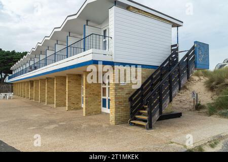 Loverose Way, Poole, Großbritannien - 9. September 2023: Zweistöckige Strandhütten am Sandbanks Beach. Stockfoto