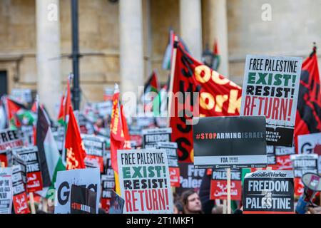 London, England, Großbritannien. 14. Oktober 2023.Tausende von Menschen marschieren durch das Zentrum Londons und rufen nach einem freien Palästina ( (Bild: © Horst Friedrichs ) Credit: horst friedrichs/Alamy Live News Stockfoto