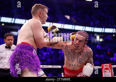 My Mate Nate (links) und Whindersson Nunes Batista im Leichtschwergewicht-Titelspiel der Misfits während der MF- und DAZN: X-Serie in der AO Arena in Manchester. Bilddatum: Samstag, 14. Oktober 2023. Stockfoto