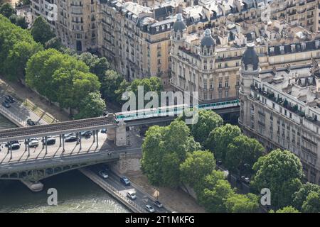 Blick auf die U-Bahn vom Eiffelturm Stockfoto