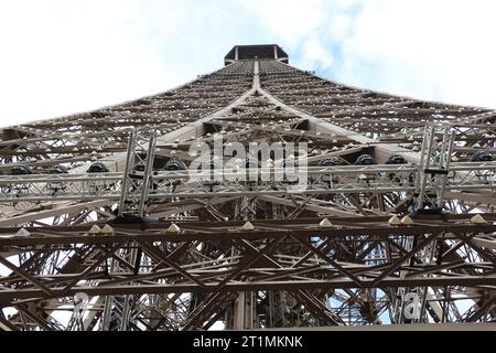 Symmetrische und Nahansicht des eiffelturms, der seine Architektur und seinen Bau zeigt Stockfoto