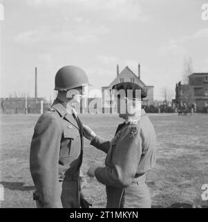 Funktion 'Markt Garten' (die Schlacht um Arnhem) - 17 - 25 September 1944 Persönlichkeiten: Generalmajor James Gavin, Kommandant der 82nd Airborne Division (US) Erhalt der DSO von Feldmarschall Sir Bernard Montgomery in München Gladbach. Stockfoto