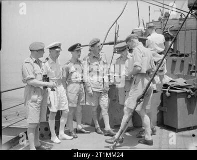 Die Royal Navy während des Zweiten Weltkriegs Operation Husky: Die Sizilien Anlandungen 9-10 Juli 1943: Stabsoffiziere des kombinierten Operationen mit einem informellen Gespräch in der Freizeit Momente auf See an Bord der HMS HILARY in der Morgendämmerung des ersten Tages der Invasion Siziliens. Stockfoto