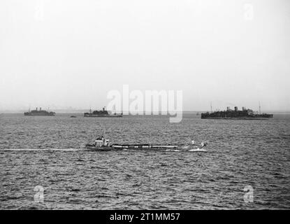 Die Royal Navy während des Zweiten Weltkriegs Operation Husky: Die Sizilien Anlandungen 9-10 Juli 1943: LCT 355 aus Sizilien auf der bedeutsamen morgen Samstag, den 10. Juli 1943 zu Beginn der Invasion der Insel. Bis Juli 20 ein Drittel der Insel war von der 8. Armee gefangengenommen worden und der US-Truppen. Drei truppentransportschiffe können in der Ferne zu sehen ist. Stockfoto