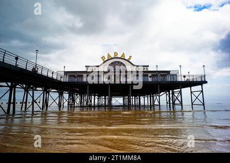 Cleethorpes Pier bei Flut mit Papas Fish and Chip Restaurant Stockfoto