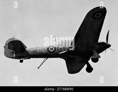 Die Royal Navy während des Zweiten Weltkrieges eine Hawker Sea Hurricane Fighter über zu landen auf der HMS ARGUS. Stockfoto