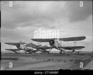 Die Royal Navy während des Zweiten Weltkrieges eine Fairey Swordfish Flugzeuge von No 816 Squadron Fleet Air Arm nehmen aus dem Flight Deck von HMS TRACKER für eine anti-u-Boot Schleife im Nordatlantik. Drei weitere Flugzeuge können im Hintergrund gesehen werden. Stockfoto