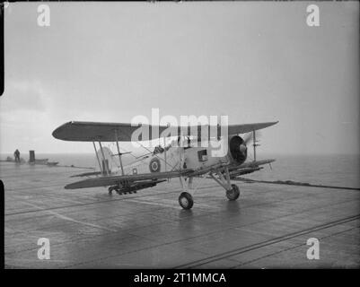 Die Royal Navy während des Zweiten Weltkrieges eine Fairey Swordfish Flugzeuge von 816 Squadron, aus dem Flight Deck von HMS TRACKER für eine anti-u-Boot Schleife im Nordatlantik. Stockfoto