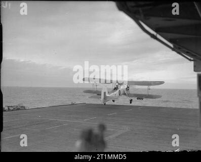 Die Royal Navy während des Zweiten Weltkriegs Fairey Swordfish Flugzeuge von No 816 Squadron Fleet Air Arm weg von der Flight Deck von HMS TRACKER für eine anti-u-Boot Schleife im Nordatlantik. Stockfoto