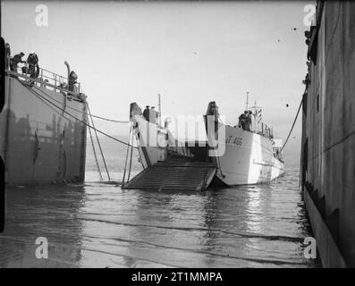 Die Royal Navy während des Zweiten Weltkriegs an Bord der HMS EASTWAY, die erste Landung Schiff dock, LCT (3) 466 gesichert ist. Der LSD wird durch den Stern mit sechs Zoll Wasser am Rand des Dock vor der Küste von Greenock getrimmt. Stockfoto