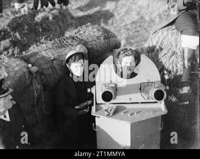 Die Royal Navy während des Zweiten Weltkriegs mit Blick von oben in eine Pistole Grube zeigt die Schnauze des Twin 0.303 Zoll Lewis Anti Aircraft guns besetzt durch Zaunkönige in Felixstowe. Stockfoto