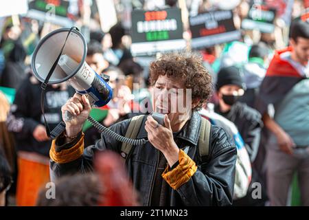 London, England, Großbritannien. 14. Oktober 2023.Tausende von Menschen marschieren durch das Zentrum Londons und rufen nach einem freien Palästina ( (Bild: © Horst Friedrichs ) Credit: horst friedrichs/Alamy Live News Stockfoto