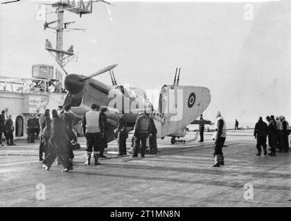 Die Royal Navy während des Zweiten Weltkrieges eine Fairey Firefly ich mit Flügeln, bevor Sie auf den Lift an Bord der HMS PRETORIA SCHLOSS während fliegen Studien von der Experimental Aircraft Studien Träger angeschlagen wird gefaltet. Stockfoto