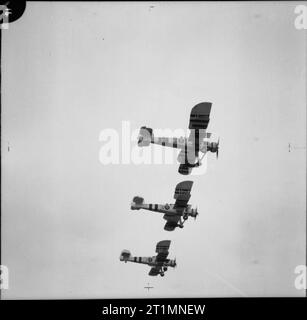 Die Royal Navy während des Zweiten Weltkriegs drei Rakete Projektil Fairey Swordfish bei einem von St Merryn Royal Naval Air Station Dieses operationelle Geschwader wurde von Lieutenant Commander P Schnee RN ommanded. Beachten Sie die Invasion Streifen für die Landung in der Normandie auf dem Flügel und Rumpf des Flugzeugs befördert. Stockfoto