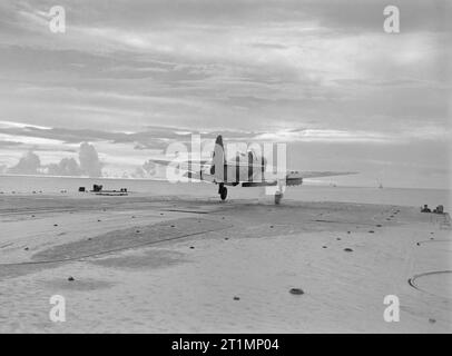 Die Royal Navy während des Zweiten Weltkriegs die ersten Fairey Firefly von 1770 Squadron, Fleet Air Arm mit Raketen, weg von der Flight Deck von HMS Indefatigable während der Carrier-Air Strike auf dem japanischen Ölraffinerie an pangkalan Brandan, Sumatra getragen. Stockfoto