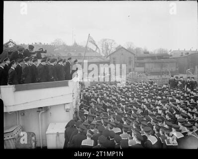 Die Royal Navy während des Zweiten Weltkriegs Commodore (D) C W G Simpson, CBE, Adressierung das Unternehmen nach dem Lesen einer congratulatory Signal vom Oberbefehlshaber der westlichen Ansätze, bei ihrer Rückkehr in Londonderry, Nordirland zu den Männern des 10. Escort Gruppe. Die Gruppe hatte für zwei Probables und einer in einem U-Boot Jagd im Atlantik möglich machten. Stockfoto