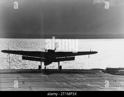 Fleet Air Arm Versuche, an Bord der HMS Victorious. 23. - 25. September 1942. Eine Fairey Barracuda an. Stockfoto