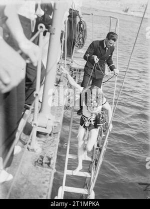 Die Royal Navy während des Zweiten Weltkriegs ein Taucher, eine Leiter, die auf der Suche nach Minen aus an Bord der HMS KELVIN während sie in den Hafen wurde auf Malta und nach einem Feind meines war aus der Luft in der Nähe der Zerstörer fallengelassen. Stockfoto