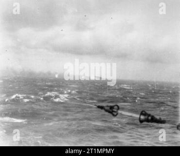 Die Royal Navy während des Zweiten Weltkriegs der Versenkung des deutschen Schlachtschiffs BISMARCK: Foto des BISMARCK auf Feuer im Abstand von einer der Royal Navy übernommen Kriegsschiffe zu jagen. Stockfoto