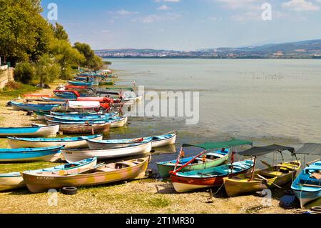 Holzfischboote warten am Ulubat oder Uluabat Lake in Bursa, Türkei, 08. september 2020 Stockfoto