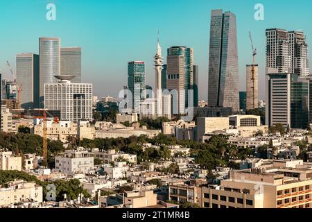 Panoramablick auf die Skyline der Stadt Tel Aviv Israel 7,2022 Gebäude und Wolkenkratzer im Zentrum der Metropole tagsüber Stockfoto