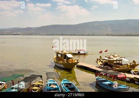 Holzfischboote warten am Ulubat oder Uluabat Lake in Bursa, Türkei, 08. september 2020 Stockfoto