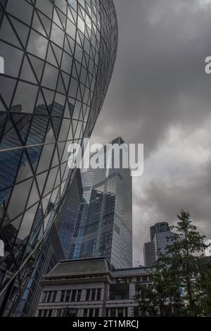 Die Gherking City in London an einem stürmischen Tag mit Regenwolken Stockfoto