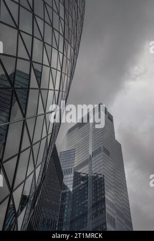 Die Gherking City in London an einem stürmischen Tag mit Regenwolken Stockfoto