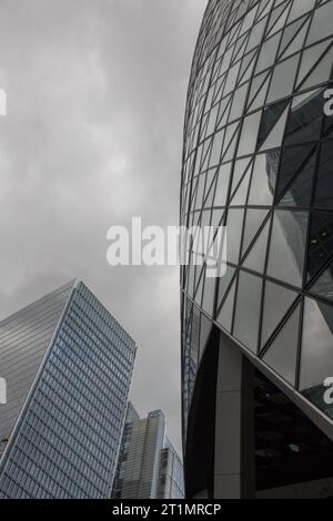 Die Gherking City in London an einem stürmischen Tag mit Regenwolken Stockfoto