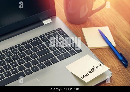 14. Oktober 2023: Schreibtisch mit Tasse und Laptop mit Hinweis: Marketing FOTOMONTAGE *** Schreibtisch mit Tasse und Laptop Computer mit Notiz: Marketing FOTOMONTAGE Credit: Imago/Alamy Live News Stockfoto