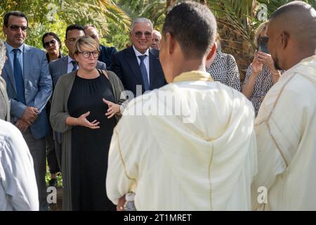 Mezguita, Marokko. Oktober 2023. Die Ministerin für Entwicklungszusammenarbeit und Metropolitanpolitik, Caroline Gennez, spricht mit PalmDattelbauern während eines Besuchs im Palmengarten Palmeraie Mezguita, Teil eines Arbeitsbesuchs der Entwicklungsministerin in Marokko am Samstag, den 14. Oktober 2023. BELGA PHOTO JONAS ROOSENS Credit: Belga News Agency/Alamy Live News Stockfoto