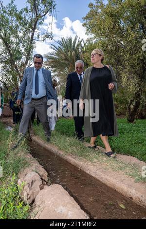 Mezguita, Marokko. Oktober 2023. Die Ministerin für Entwicklungszusammenarbeit und Metropolitanpolitik Caroline Gennez (R) wird während eines Besuchs im Palmengarten Palmeraie Mezguita im Rahmen eines Arbeitsbesuchs der Entwicklungsministerin in Marokko am Samstag, den 14. Oktober 2023, vorgestellt. BELGA PHOTO JONAS ROOSENS Credit: Belga News Agency/Alamy Live News Stockfoto