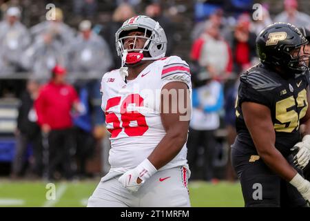 West Lafayette, Indiana, USA. Oktober 2023. Kayden McDonald (56) feiert seinen Kampf gegen die Ohio State Buckeyes und die Purdue Boilermakers im Ross-Ade Stadium in West Lafayette, Indiana. (Kreditbild: © Scott Stuart/ZUMA Press Wire) NUR REDAKTIONELLE VERWENDUNG! Nicht für kommerzielle ZWECKE! Stockfoto