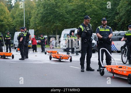 Aktivisten der Extinction Rebellion werden an der Autobahn A12 verhaftet, nachdem sie die Straße blockiert haben. Sie fordern ein Ende der staatlichen Subventionen für fossile Brennstoffe. Stockfoto