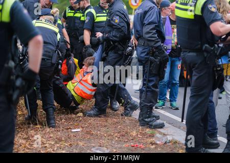 Aktivisten der Extinction Rebellion werden an der Autobahn A12 verhaftet, nachdem sie die Straße blockiert haben. Sie fordern ein Ende der staatlichen Subventionen für fossile Brennstoffe. Stockfoto