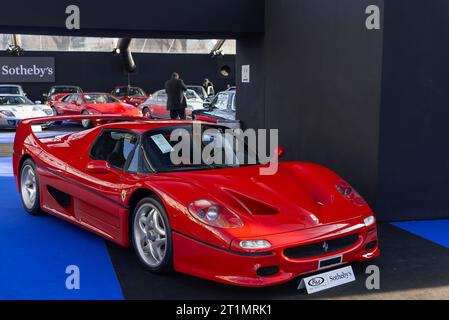 Paris, Frankreich - RM Sotheby's Paris 2019. Konzentrieren Sie sich auf einen roten Ferrari F50 von 1996. Stockfoto