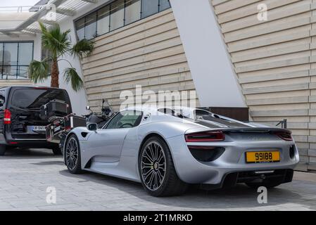 Der graue Porsche 918 Spyder parkt auf einer Straße Stockfoto