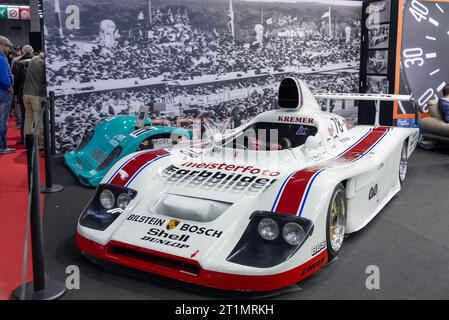 Paris, Frankreich - Rétromobile 2019. Im Fokus steht ein weißer Porsche 936 von 1982. Stockfoto