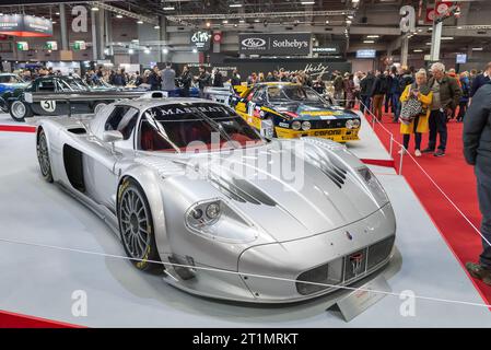 Paris, Frankreich - Rétromobile 2019. Konzentrieren Sie sich auf einen grauen 2005 Maserati MC12 Corsa. Stockfoto