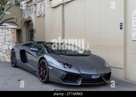 Der graue Lamborghini Aventador LP 700-4 Roadster parkt auf einer Straße Stockfoto