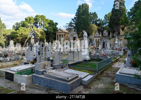 Paola, Malta - 6. Dezember 2018: Gräber auf dem Santa Maria Addolorata Friedhof, auch bekannt als Addolorata Friedhof. Stockfoto