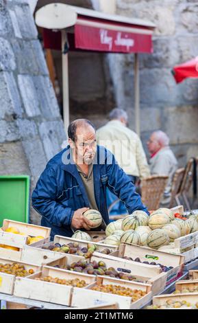 Ein lokaler französischer Stallhalter pflegt sein frisches Obst, Gemüse und Obst auf dem Lebensmittelmarkt in der Altstadt von Annecy, Frankreich Stockfoto