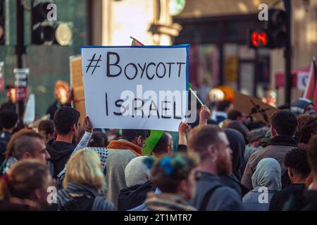 London, England, Großbritannien. 14. Oktober 2023.Tausende von Menschen marschieren durch das Zentrum Londons und rufen nach einem freien Palästina ( (Bild: © Horst Friedrichs ) Credit: horst friedrichs/Alamy Live News Stockfoto