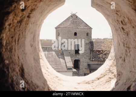 Alter Burgturm, Blick durch das Loch in der Mauer. Antike Architektur. Reiseziel in der Ukraine Stockfoto