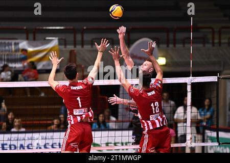 Jesi, Italien. Oktober 2023. Spike von Ivan Zaytsev im Halbfinale - Cucine Lube Civitanova vs Olympiakos Piräus, Volleyball Test Match in Jesi, Italien, 14. Oktober 2023 Credit: Independent Photo Agency/Alamy Live News Stockfoto