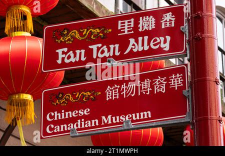 Schilder für Fan Tan Alley und das Chinese Canadian Museum in Chinatown, Victoria, British Columbia, Kanada. Stockfoto