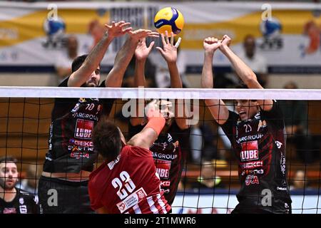 Jesi, Italien. Oktober 2023. Attak während des Halbfinales - Cucine Lube Civitanova gegen Olympiakos Piräus, Volleyball Test Match in Jesi, Italien, 14. Oktober 2023 Credit: Independent Photo Agency/Alamy Live News Stockfoto