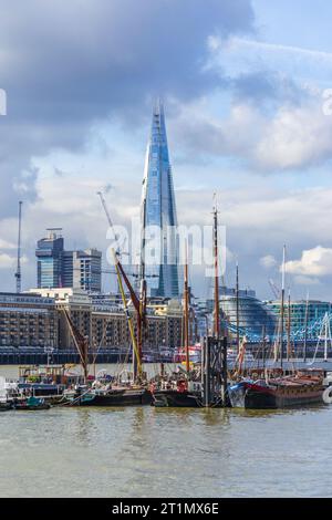 Wapping, London - 4. März 2014: Segelkähne an den Hermitage Community Moorings an der Themse vor dem Shard und dem Rathaus. Stockfoto