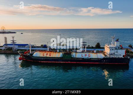 Tankschiff mit Flüssiggas verschicken. Prozess der Beladung des Tankers im Hafen, Drohnenansicht aus der Luft. Stockfoto